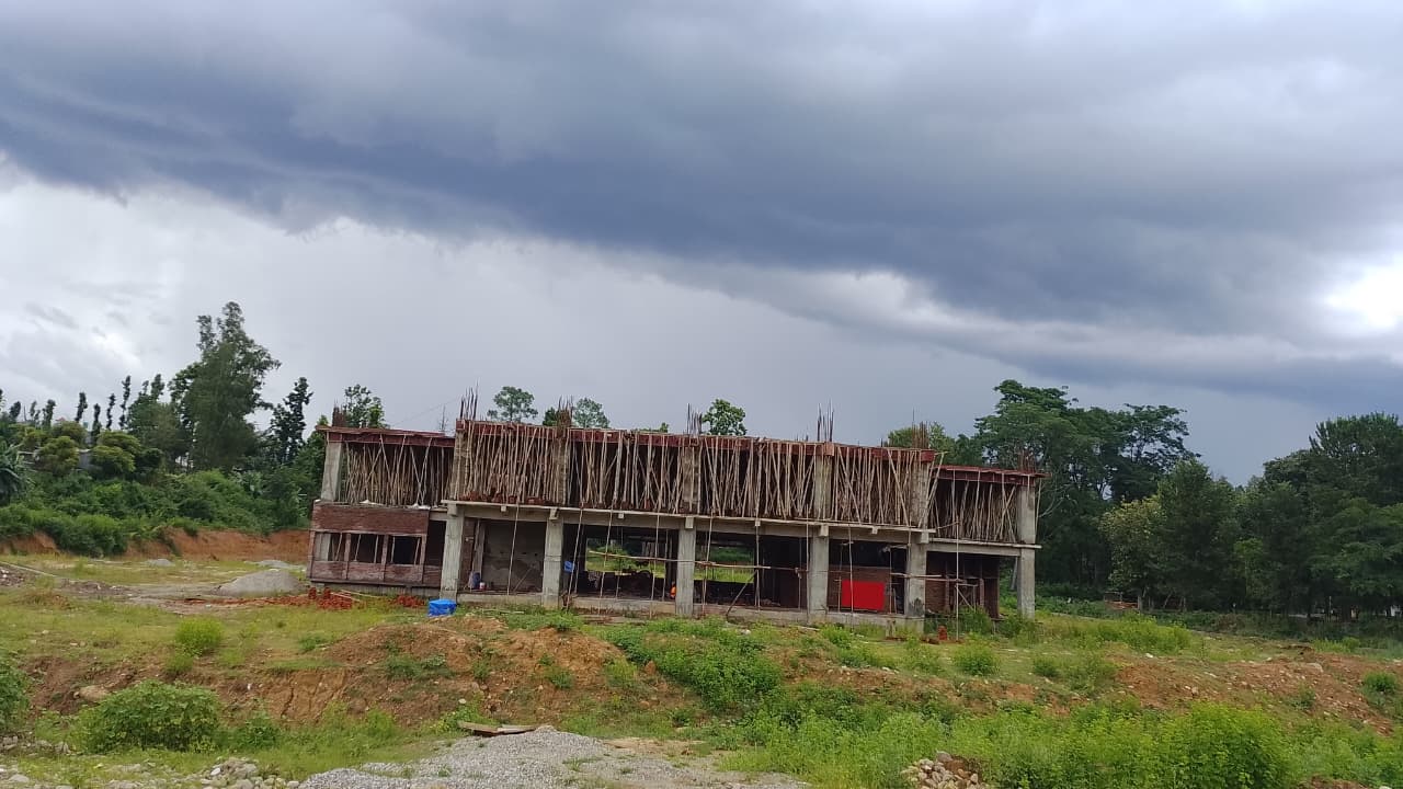कर्णालीको प्रवेशद्वारकै बसपार्कको बिजोग, २ वर्षमा सक्नेमा तीन वर्षसम्म पनि अधुरै